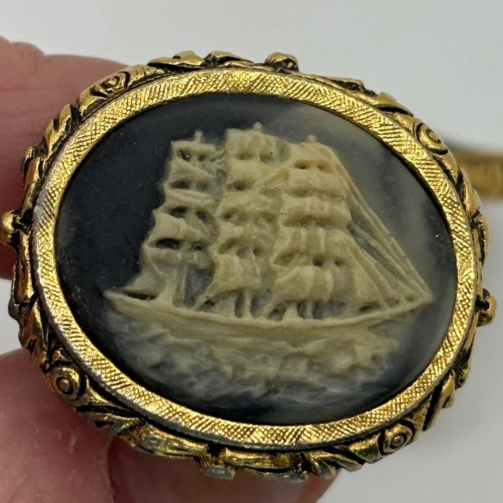 Vintage Dante Oval Cameo‎ Cufflinks Gold Tone Tall Ship Sailboat Embossed Design